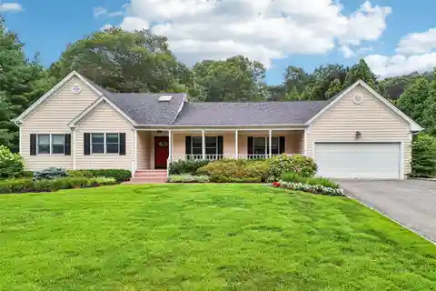 Modern Ranch Retreat with Vaulted Elegance