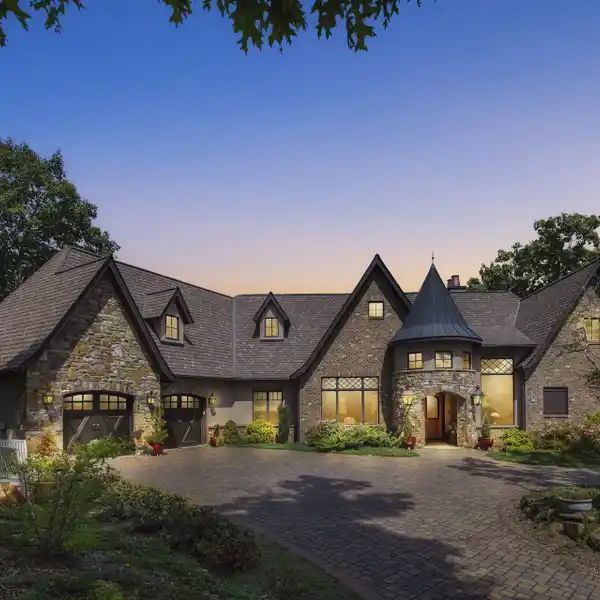 STATELY HOME IN THE CLIFFS AT WALNUT COVE