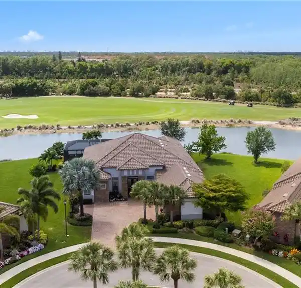 STATELY HOME IN ESPLANADE GOLF & COUNTRY CLUB