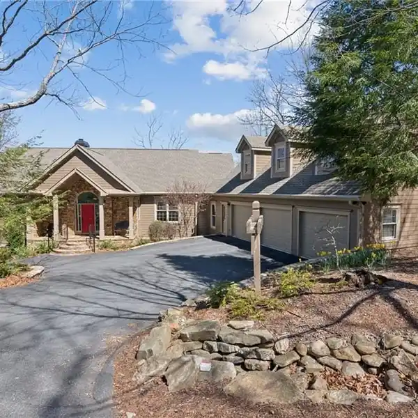 BREATHTAKING MOUNTAIN RETREAT WHERE COMFORT MEETS SOPHISTICATION