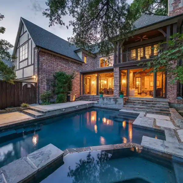 TIMELESS ARCHITECTURE WITH A DESIRABLE MODERN LAYOUT