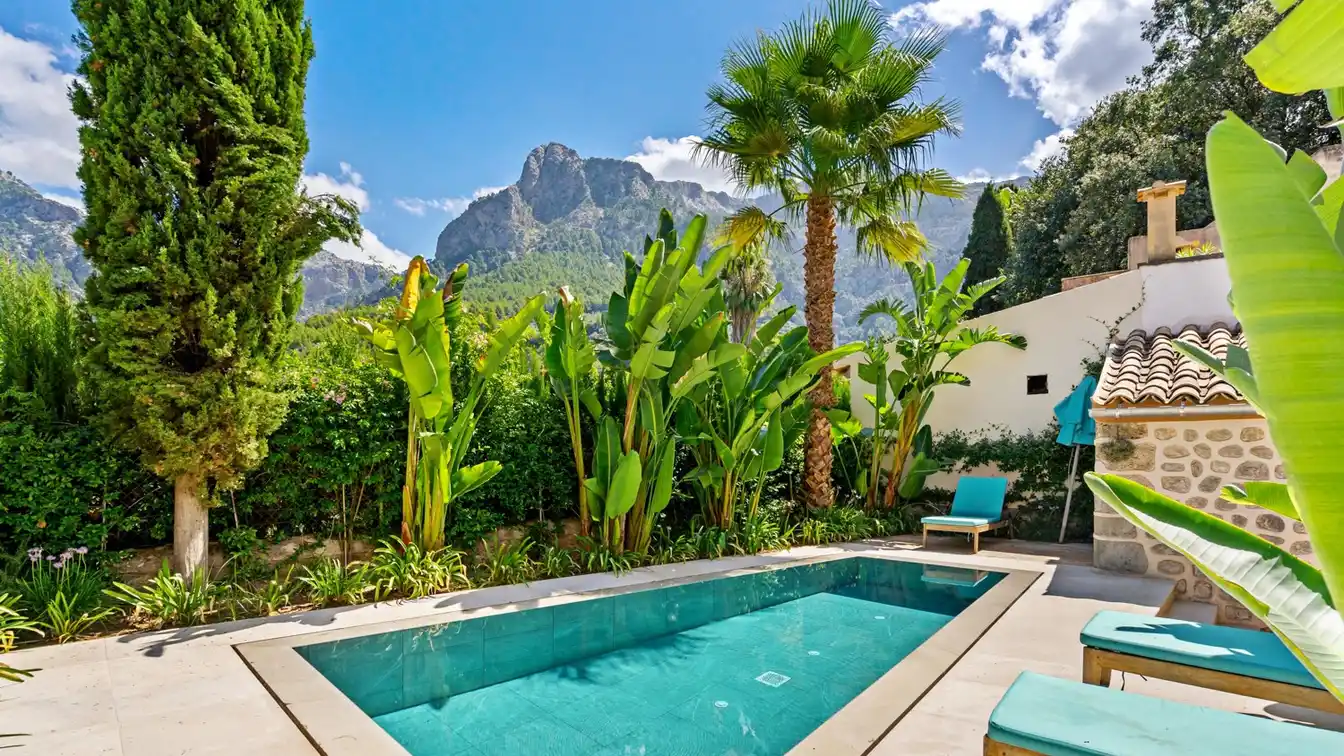 Fantastic Town House with Pool and Garden