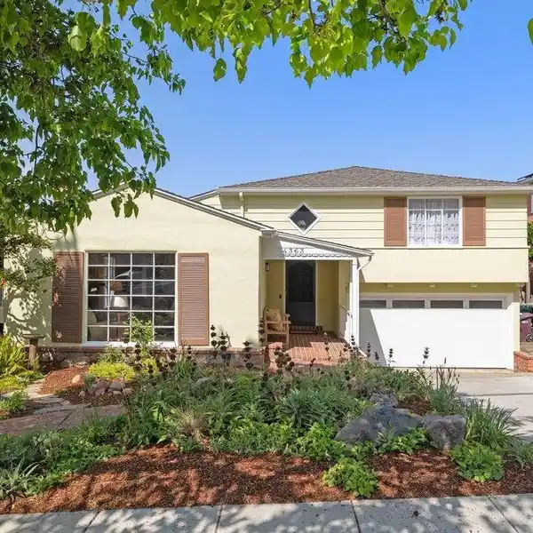 WARM AND INVITING HOME IN REDWOOD HEIGHTS