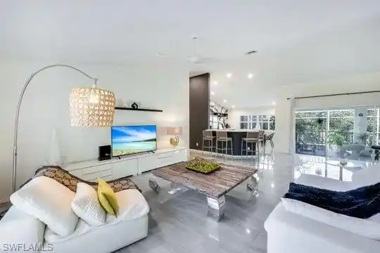 CONTEMPORARY HOME IN A BEAUTIFUL BOTANICAL SETTING