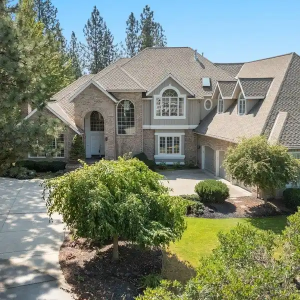 SPACIOUS HOME WITH PHENOMENAL VIEWS