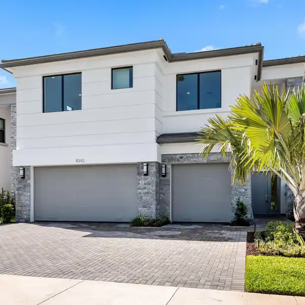 BEAUTIFUL RESIDENCE IN PRESTIGIOUS LOTUS PALM