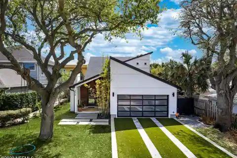 Remodeled Pool Home Two Blocks to the Beach