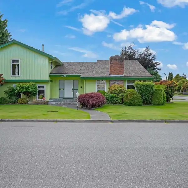 BRIGHT CORNER LOT HOME IN PRIME LOCATION