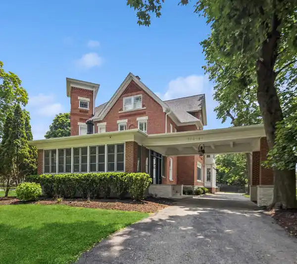 VICTORIAN GRANDEUR WITH CUTTING-EDGE COMFORTS