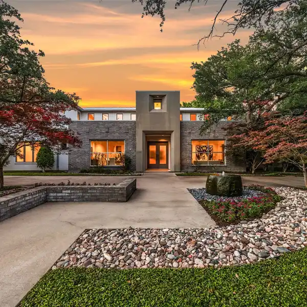 EXCEPTIONAL LUXURY LIVING ON A GOLF COURSE LOT