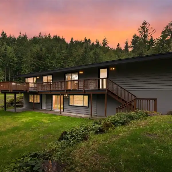 RIVERFRONT PROPERTY WITH 20 ACRES OF TOTAL PRIVACY