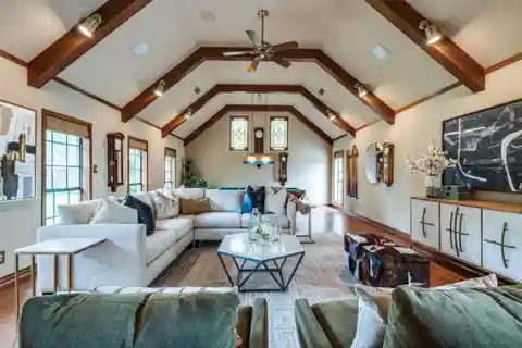 Charming Home in Coveted Les Jardins