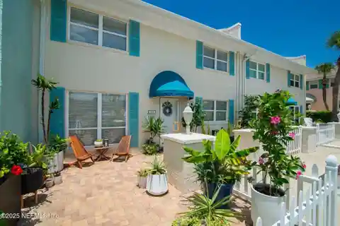 Beautiful and Totally Renovated Condo Steps to the Ocean