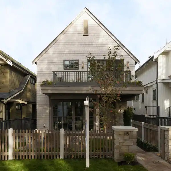 TIMELESS TRANSITIONAL ARCHITECTURE WITH ELEGANT INTERIORS