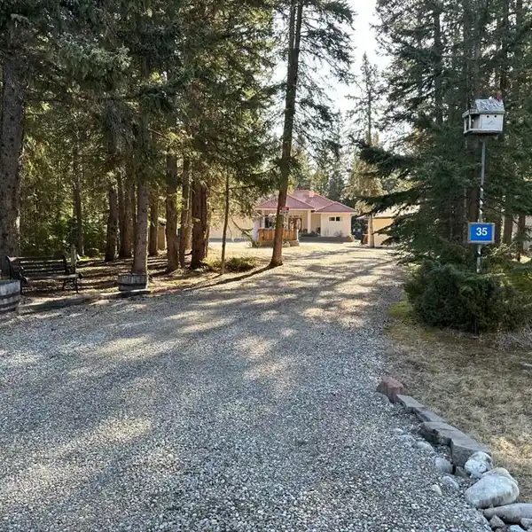 CUSTOM EXECUTIVE HOME ON PRIVATE ACREAGE