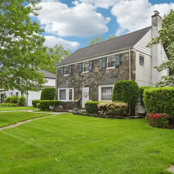 METICULOUSLY MAINTAINED FIELDSTONE COLONIAL