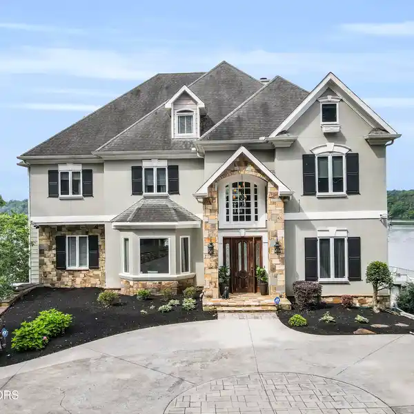 EXPANSIVE LUXURY MEETS ICONIC LAKEFRONT LIFESTYLE
