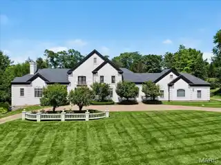 Expansive Town and Country Estate with Entertainer’s Layout