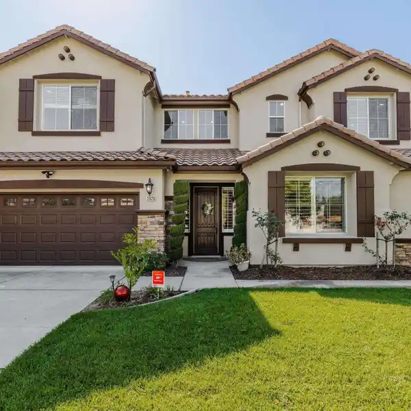 DESIRABLE SILVER OAK ESTATE HOME