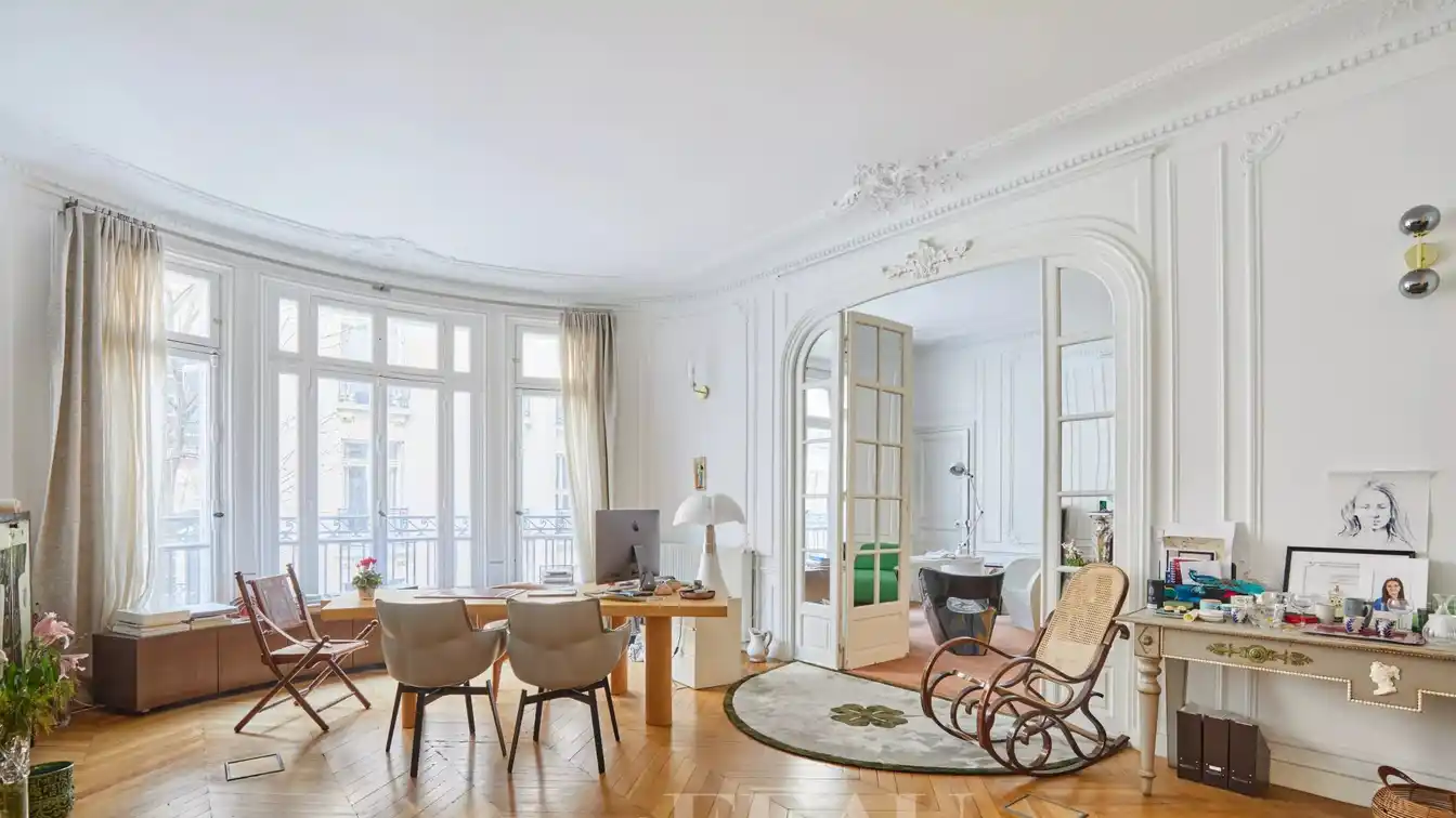 Magnificent Apartment Overlooking Courtyard