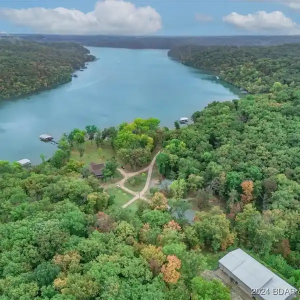 THE ULTIMATE LAKESIDE SANCTUARY