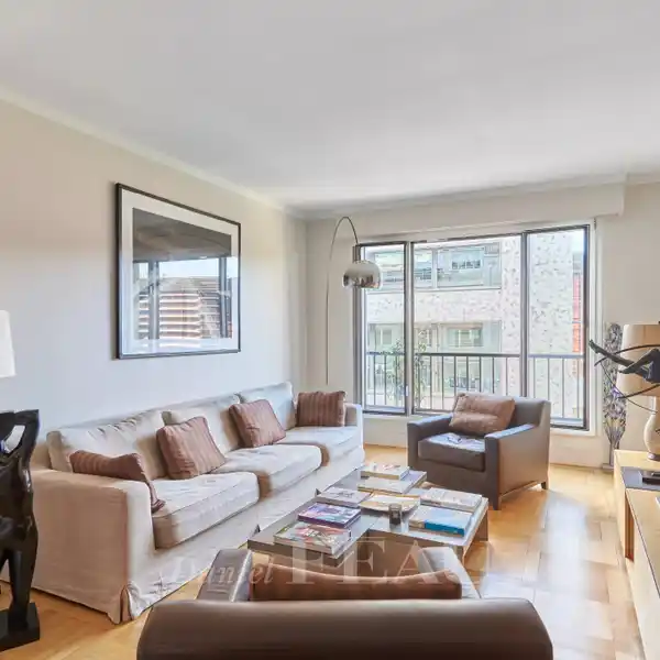 BRIGHT APARTMENT WITH ROOF TERRACE