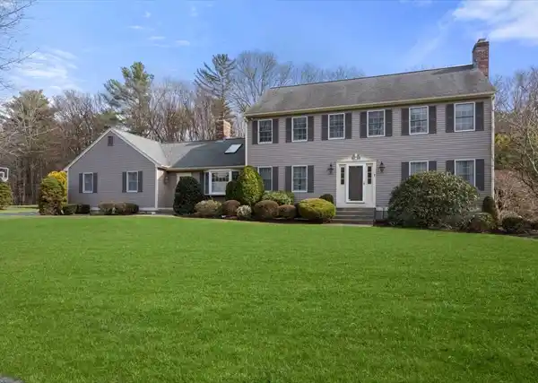 TIMELESS ELEGANCE MEETS MODERN WAYLAND LIVING