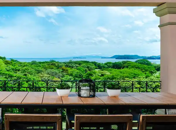 JOBO 9: FULLY REMODELED AND PROFESSIONALLY DECORATED OCEAN-VIEW PENTHOUSE