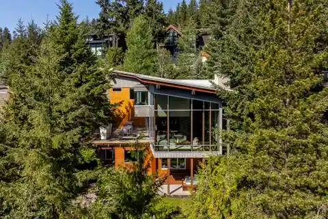 Mountain Retreat with Panoramic Mountain Views
