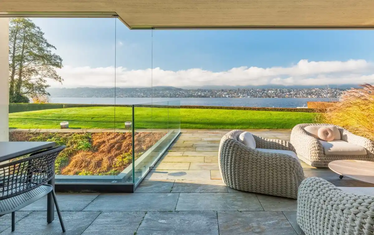 Private Sanctuary on the Lake: Top-class Garden Flat with Boat Mooring