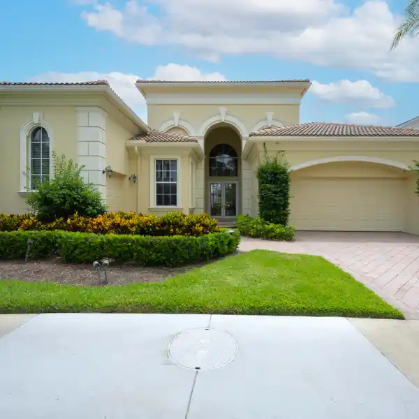 LIGHT AND BRIGHT ONE-STORY HOME IN THE COUNTRY CLUB OF MIRASOL