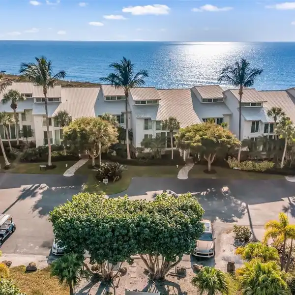 INVITING BEACHFRONT CONDOMINIUM