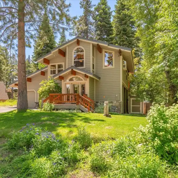 MOUNTAIN RETREAT IN DESIRABLE CARNELIAN HEIGHTS