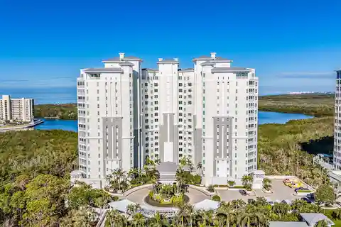 Bright and Elegant Retreat with Enchanting Views