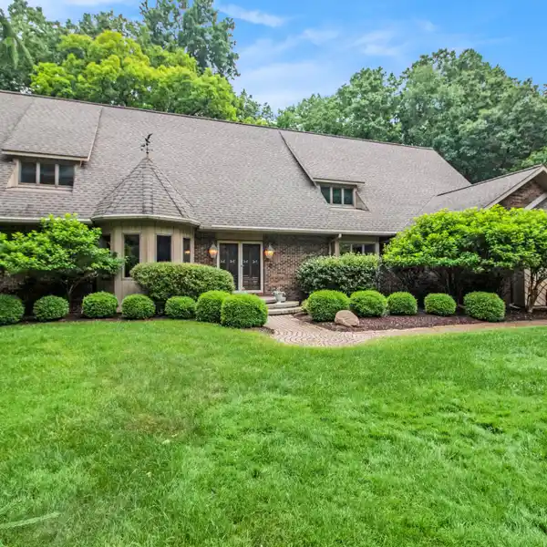 MAJESTIC HOME ON A WOODED OASIS