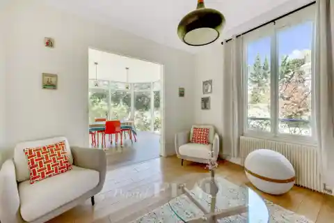 Spacious Property with Garage and Studio