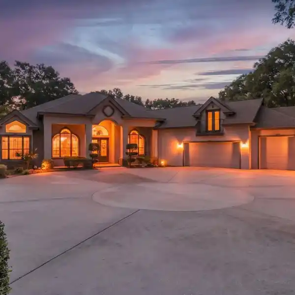 BEAUTIFUL POOL HOME IN WONDERFUL EQUESTRIAN COMMUNITY