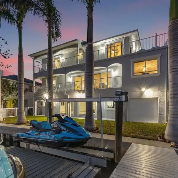 FULLY UPDATED COASTAL GETAWAY