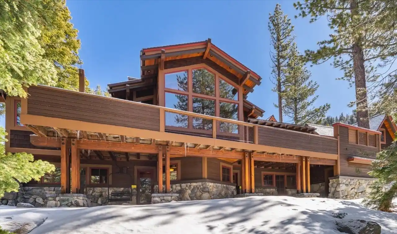 Sophisticated Mountain Living in a Fantastic Setting