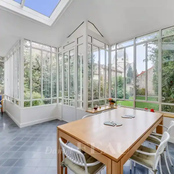 BRIGHT HOME IN A PRIME LOCATION