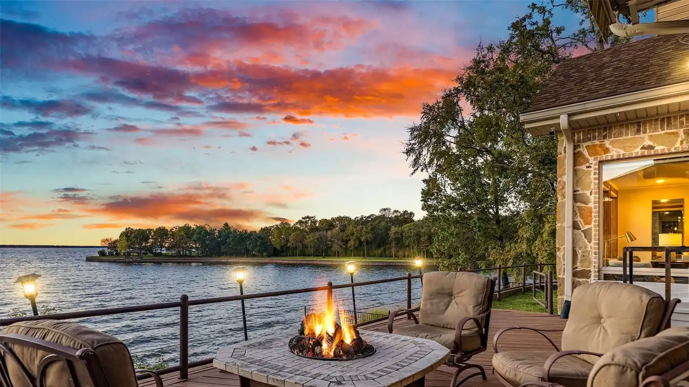 Luxurious Lakefront Living at Pinnacle Golf Club