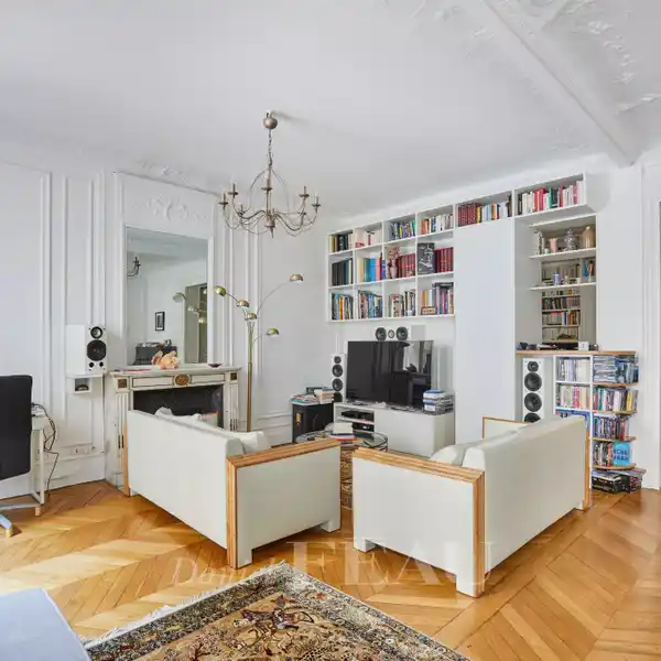 SPACIOUS SOUTH-FACING APARTMENT IN HISTORIC BUILDING