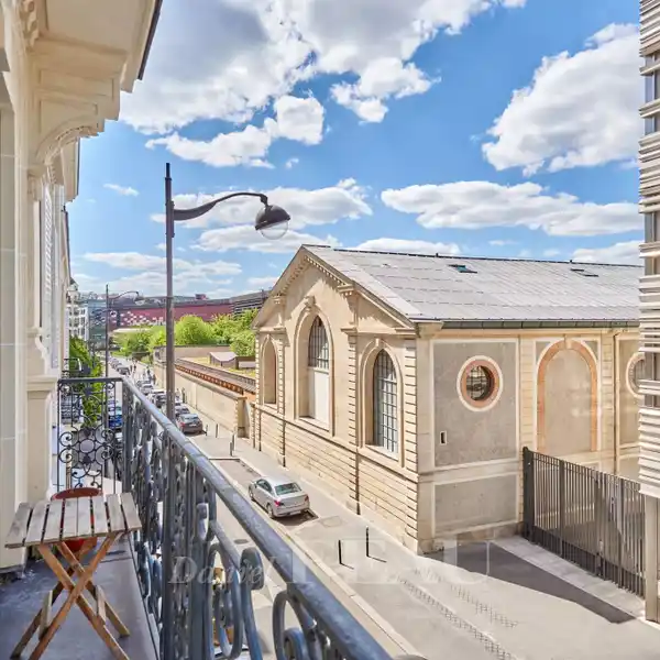 SPACIOUS 1920S APARTMENT WITH HIGH CEILINGS