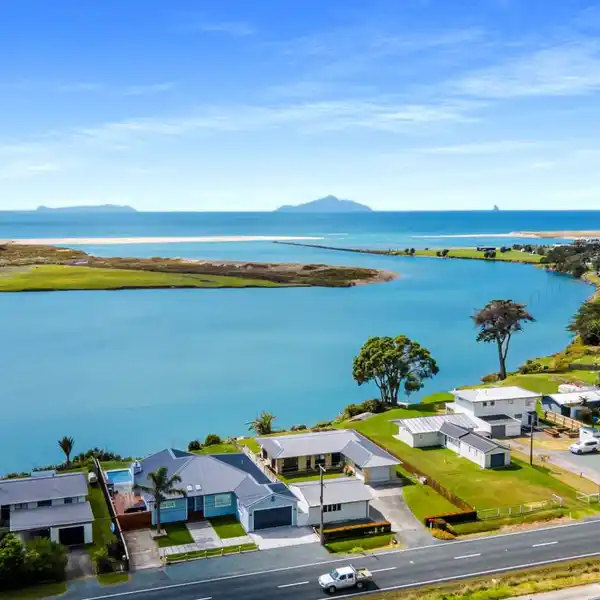 CAPTIVATING COASTAL SANCTUARY