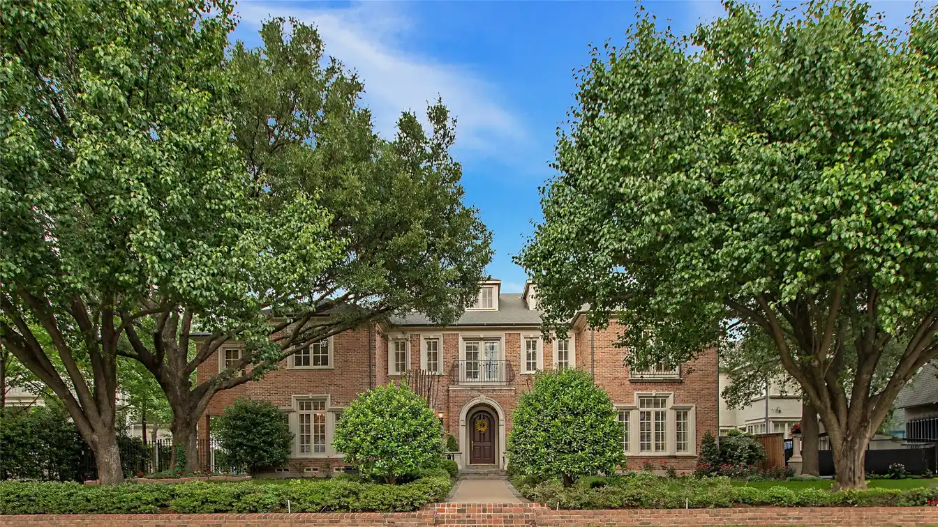 Truly Remarkable Residence in St. Andrews Place