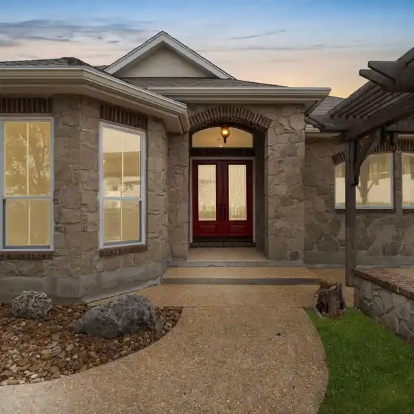 PRIVATE FIVE-ACRE LUXURIOUS HOME