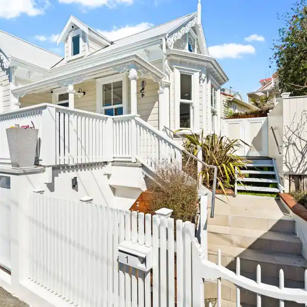 ELEGANT FREEHOLD VILLA IN PRIME GRAMMAR ZONE