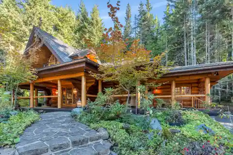 Ski-In Log Estate with Expansion Potential