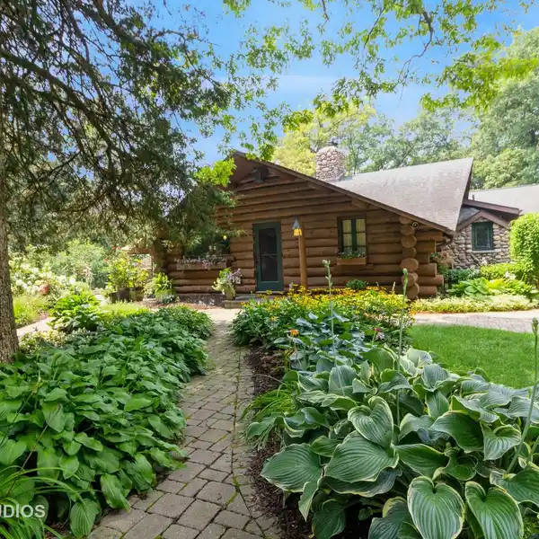 HISTORIC 1925 WHITE PINE LOG CABIN ON 16 ACRES
