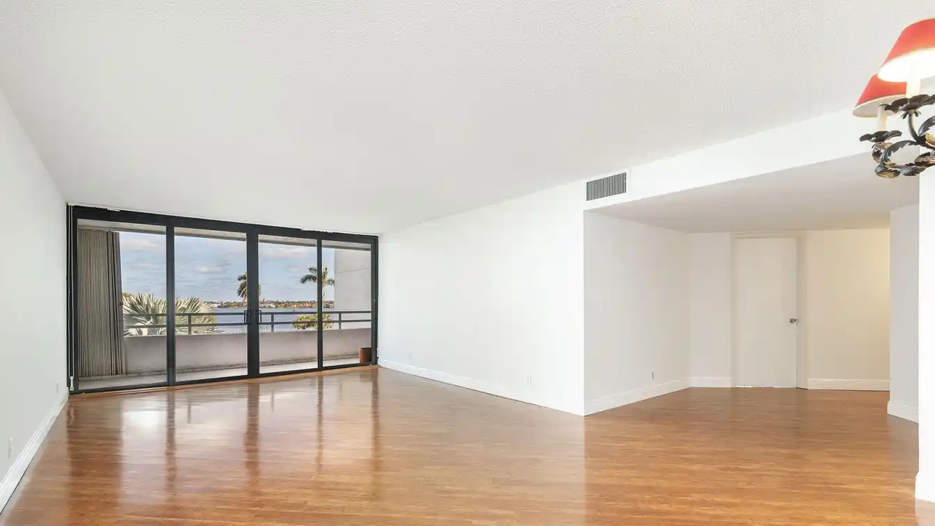 Beautiful Unit in the Flagler Yacht Club Building
